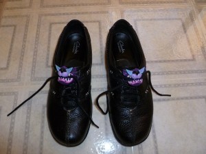 Work shoes with bow biters