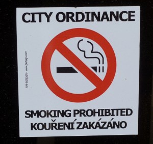 No smoking sign in English and in Czech
