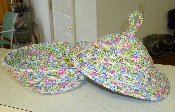 Fabric bowl and lid, to the side