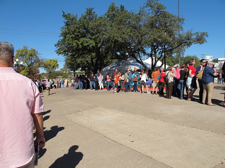 A really long line at the Austin Empty Bowl Project