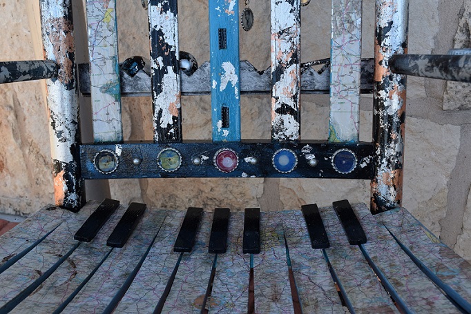 The seat looks like piano keys