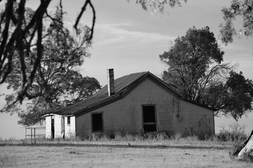 A old, abandoned house on Texas Highway 21